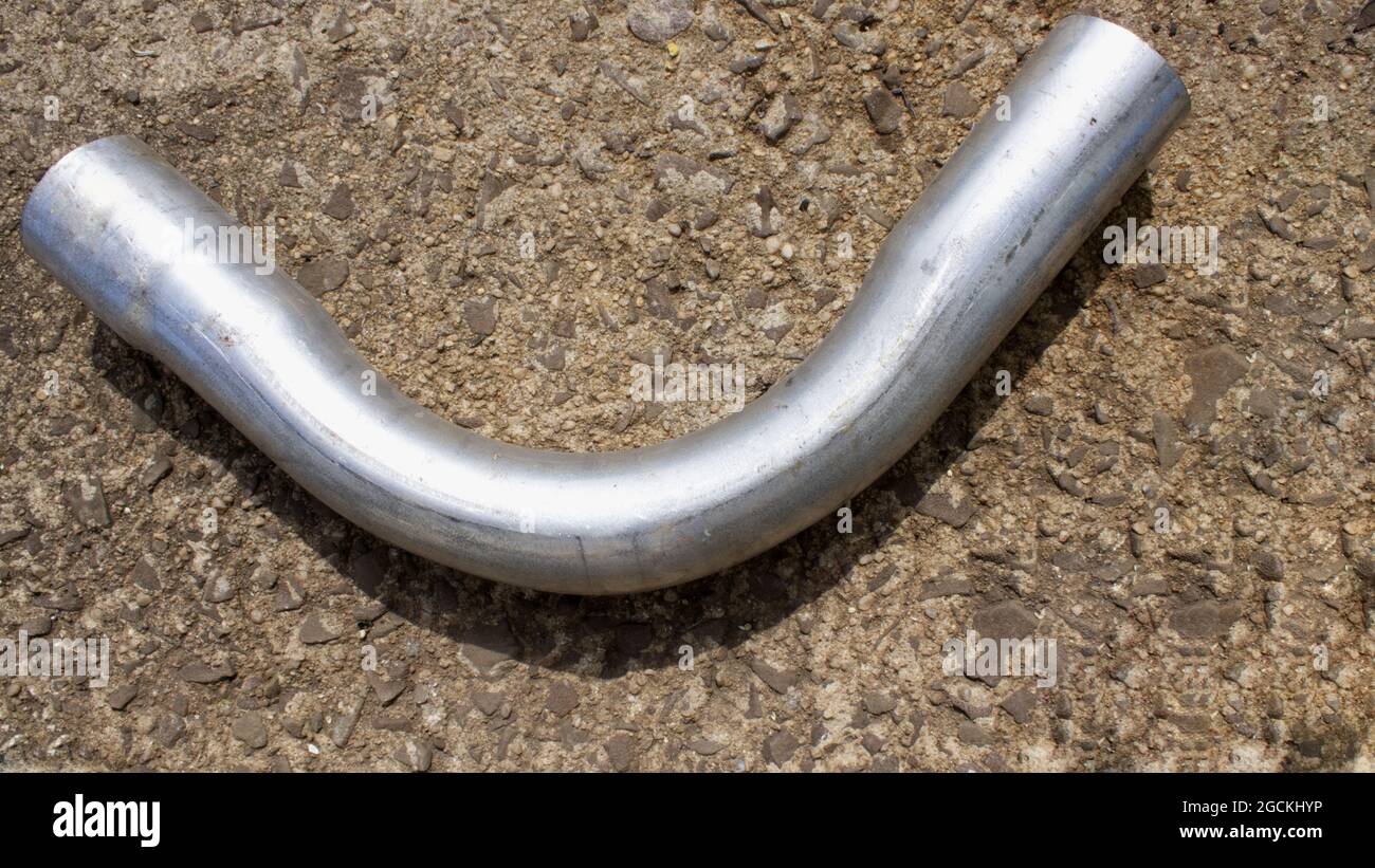 Una vista ad alto angolo di un tubo di scarico da 90 gradi e due pollici Foto Stock Una vista ad alto angolo di un tubo di scarico da 90 gradi e due pollici Foto Stock