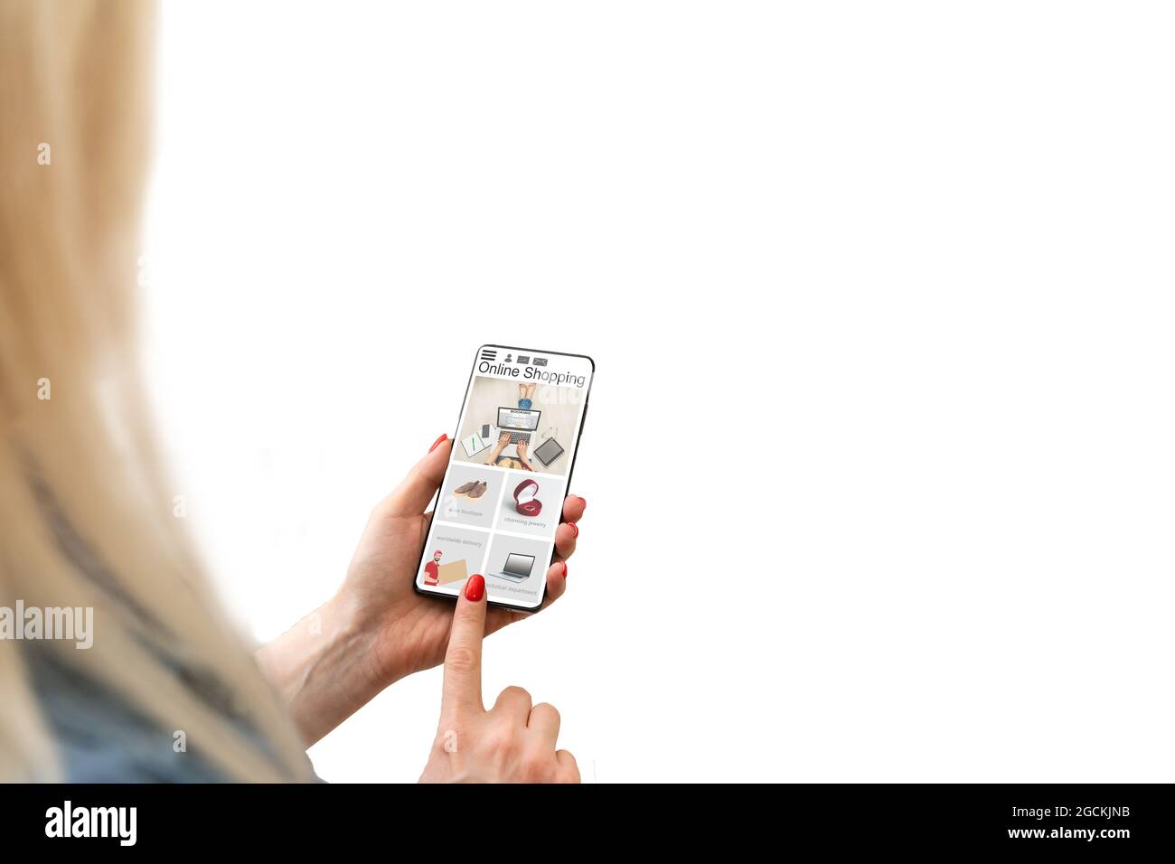 donna che tiene uno smartphone per lo shopping online su sfondo bianco Foto Stock
