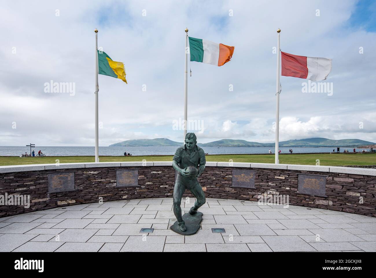 Sulla rotta Ring of Kerry, South West Ireland, statua di Mick o'Dwyer Foto Stock