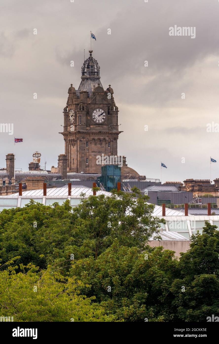 Torre dell'orologio Balmoral con una bandiera che vola nel centro di Edimburgo, Scozia, Regno Unito Foto Stock