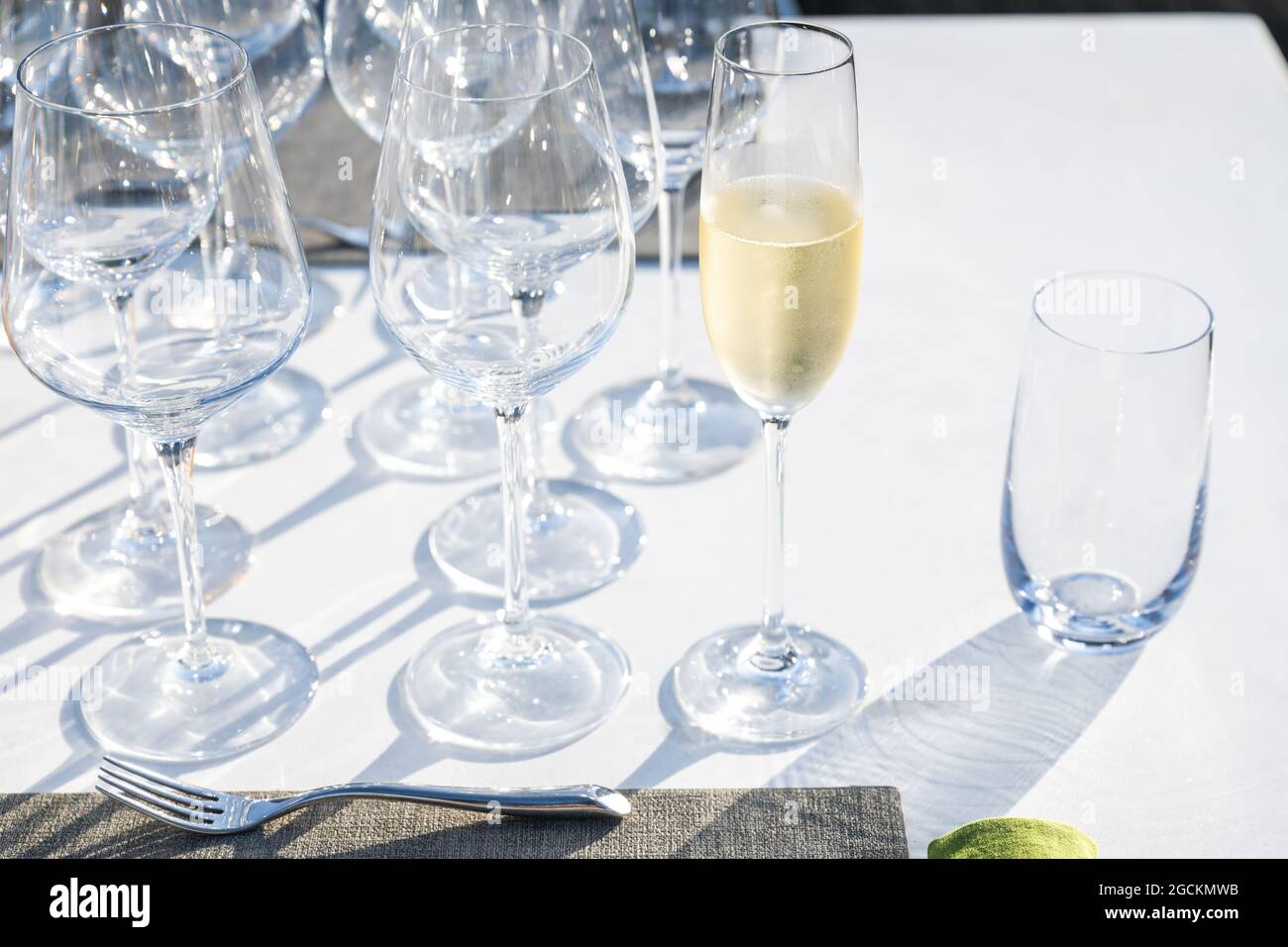 Bicchiere di champagne al ristorante all'aperto di alta cucina Foto Stock