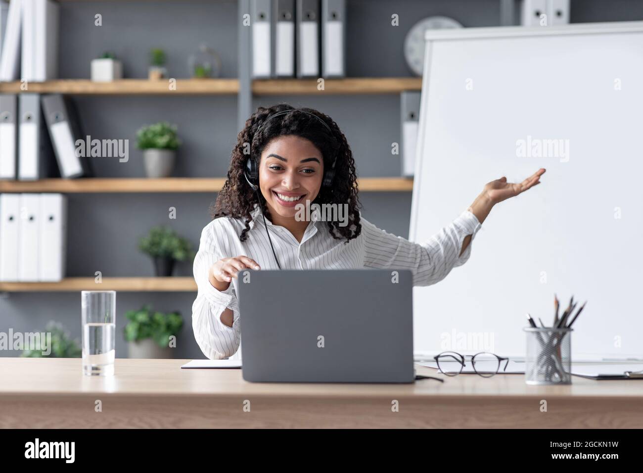 Tutor a casa, distanza sociale, nuova normalità, istruzione, lezione e studio in classe virtuale Foto Stock