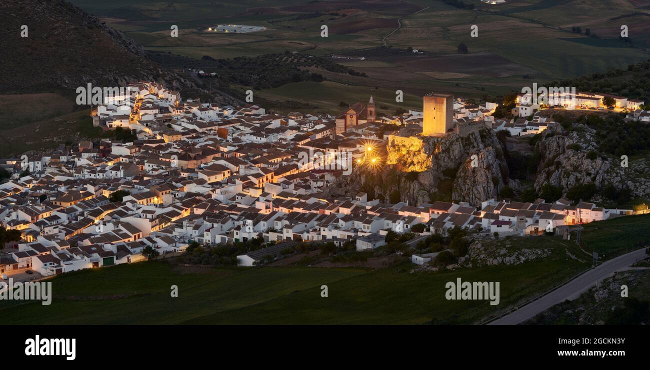 Vista aerea notturna della città di Cañete la Real nella provincia di Malaga. Andalusia, Spagna Foto Stock