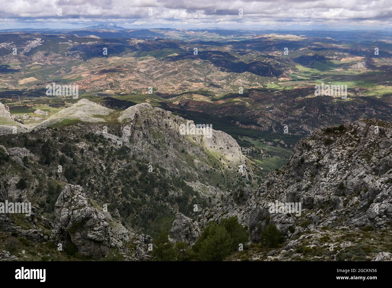 Vista dalla cima della Sierra Prieta, in una giornata nuvolosa, a Casarabonela, provincia di Malaga. Andalusia, Spagna Foto Stock