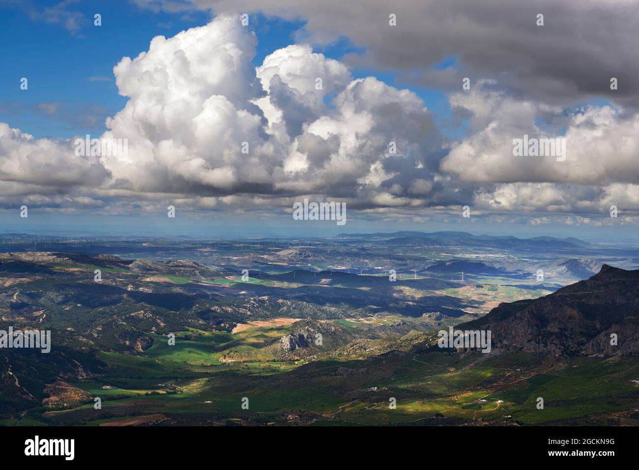Vista delle città di Teba e Campillos nella regione di Guadalteba, in provincia di Malaga, dalla cima della Sierra Prieta. Andalusia, Spagna Foto Stock
