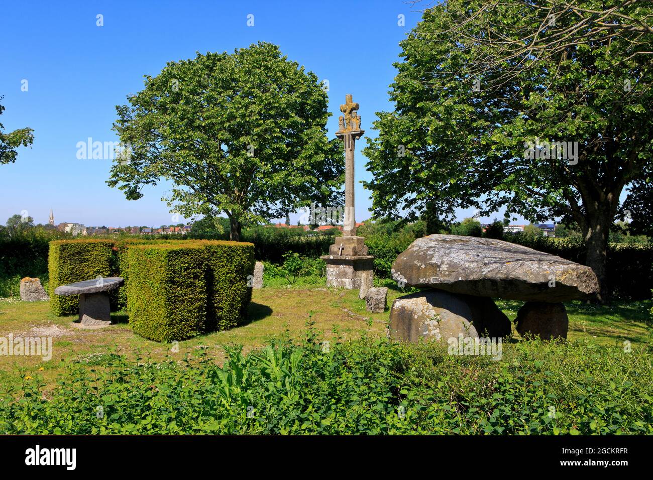 La Croce di granito Francese (Breton) del XVI secolo del Calvario e dei dolmen al Carrefour des Roses Monumento commemorativo della prima Guerra Mondiale a Boezinge (Ypres), Belgio Foto Stock
