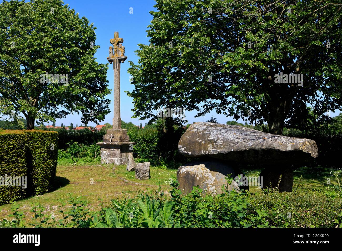 La Croce di granito Francese (Breton) del XVI secolo del Calvario e dei dolmen al Carrefour des Roses Monumento commemorativo della prima Guerra Mondiale a Boezinge (Ypres), Belgio Foto Stock