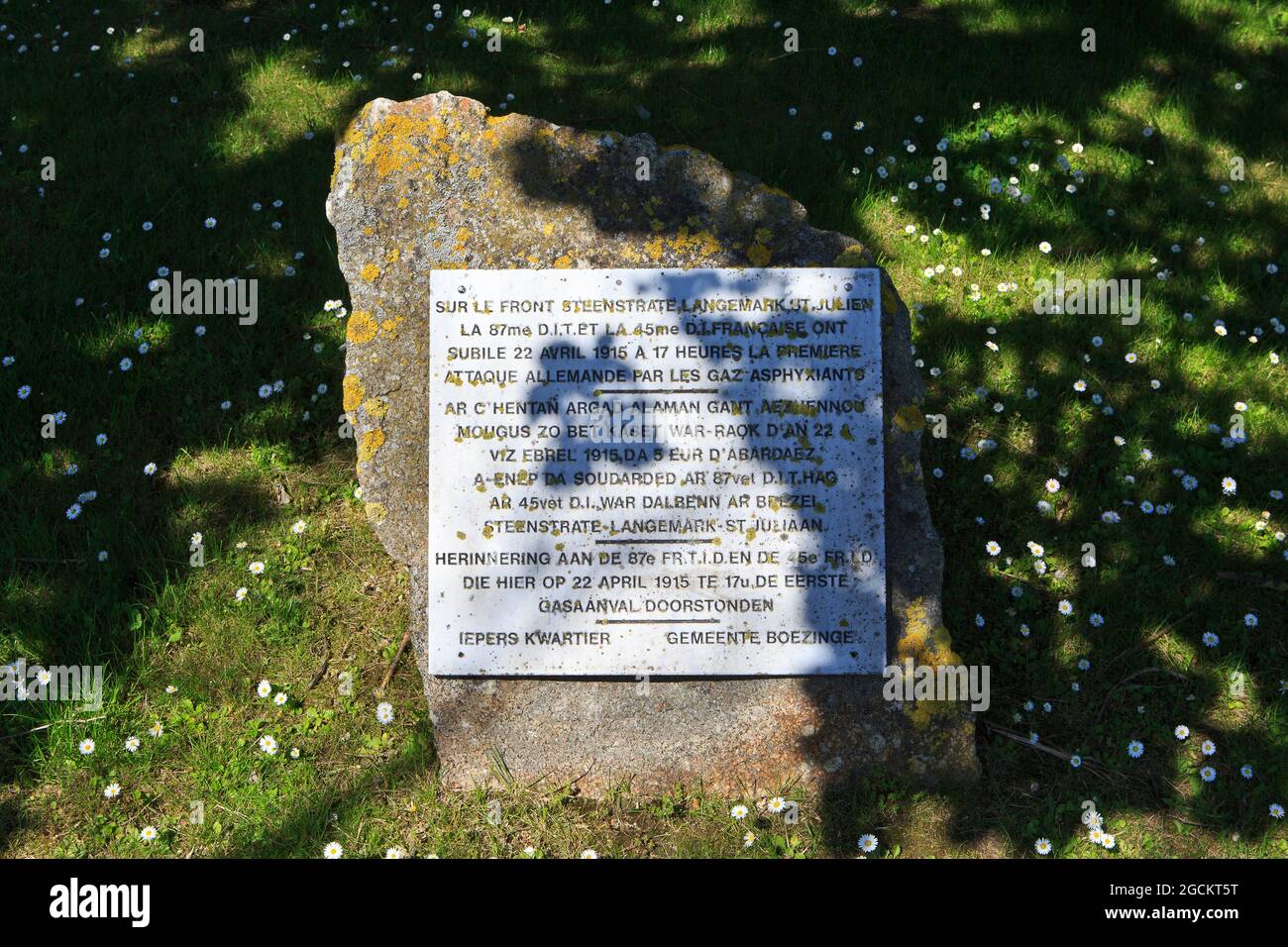 Lapide commemorativa del primo attacco di gas il 22 aprile 1915 al Monumento ai Carrefour des Roses, durante la prima guerra mondiale, a Ypres, in Belgio Foto Stock