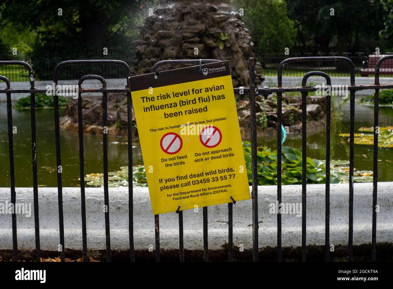 Pericolo aviare, influenza aviaria cartello di avvertimento a Portsmouth, Hampshire, Regno Unito Foto Stock