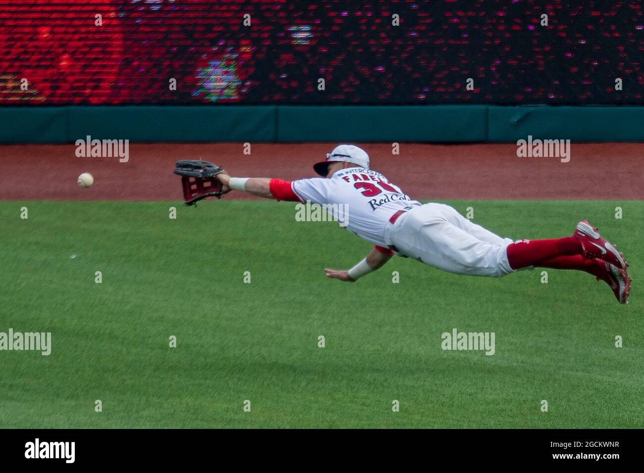 Città del Messico, Messico. 07 agosto 2021. CITTÀ DEL MESSICO, MESSICO - 7 AGOSTO: Jesus Fabela (56) dei Diablos Rojos prende la palla durante la prima partita della serie di playoff tra i Diablos Rojos e le Quintana Roo Tigres della Lega messicana di baseball allo stadio Alfredo Harp Helu il 7 agosto 2021 a Città del Messico, Messico. (Foto di Eyepix Group/Pacific Press) Credit: Pacific Press Media Production Corp./Alamy Live News Foto Stock