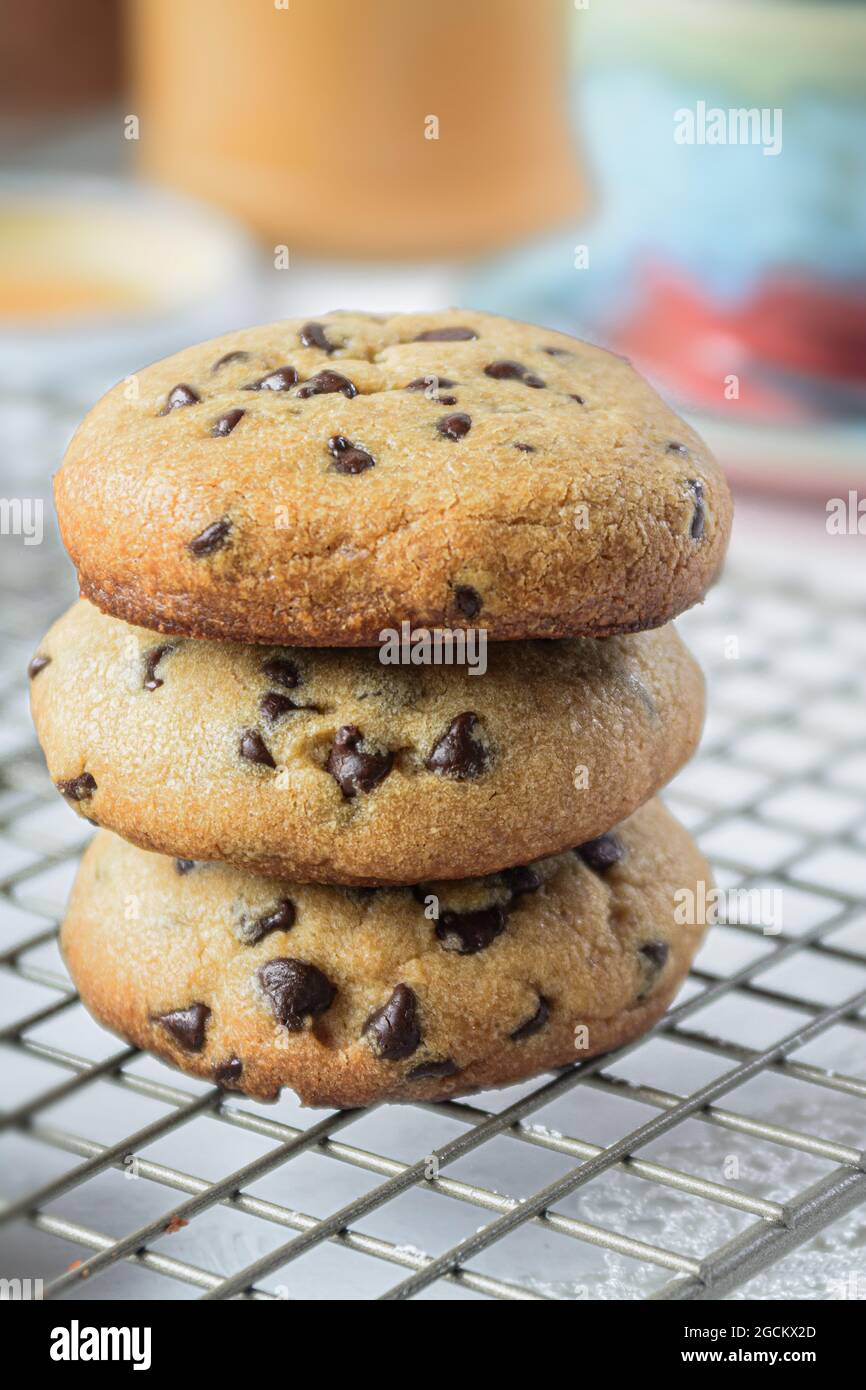 Primo piano di alcuni biscotti al cioccolato fondente appena fatti Foto Stock