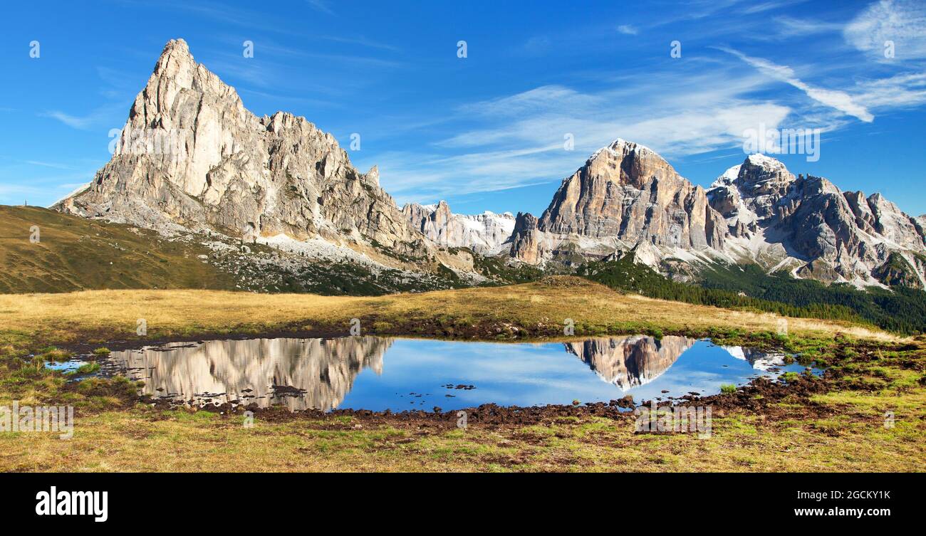 Vista dal Passo Giau a mount Ra Gusela dal Nuvolau gruppe e Tofana o le Tofane Gruppe con nuvole, mirroring di montagna nel lago, Dolomiti, Italia Foto Stock