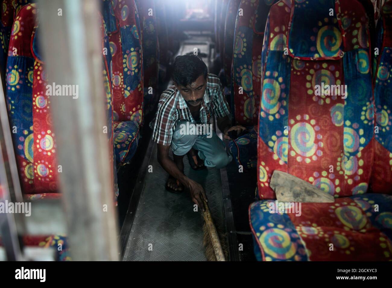 Dhaka, Bangladesh. 8 agosto 2021. Un addetto ai trasporti pulisce all'interno di un autobus presso il terminal degli autobus di Gottoli. I servizi di trasporto pubblico su terra, ferrovia e corsi d'acqua sono destinati a riprendere le attività dopo la chiusura del blocco Covid-19 in corso. La Divisione gabinetto di domenica ha emesso una circolare che conferma che il blocco rigoroso a livello nazionale non verrà prorogato oltre la scadenza attuale, il 10 agosto. Credit: SOPA Images Limited/Alamy Live News Foto Stock