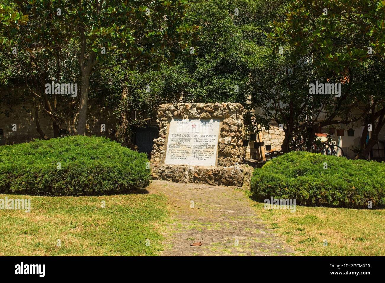 Porec, Croazia - 10 luglio 2021. Un memoriale della seconda guerra mondiale dell'era jugoslava a a Parenzo, Istria, Croazia Foto Stock