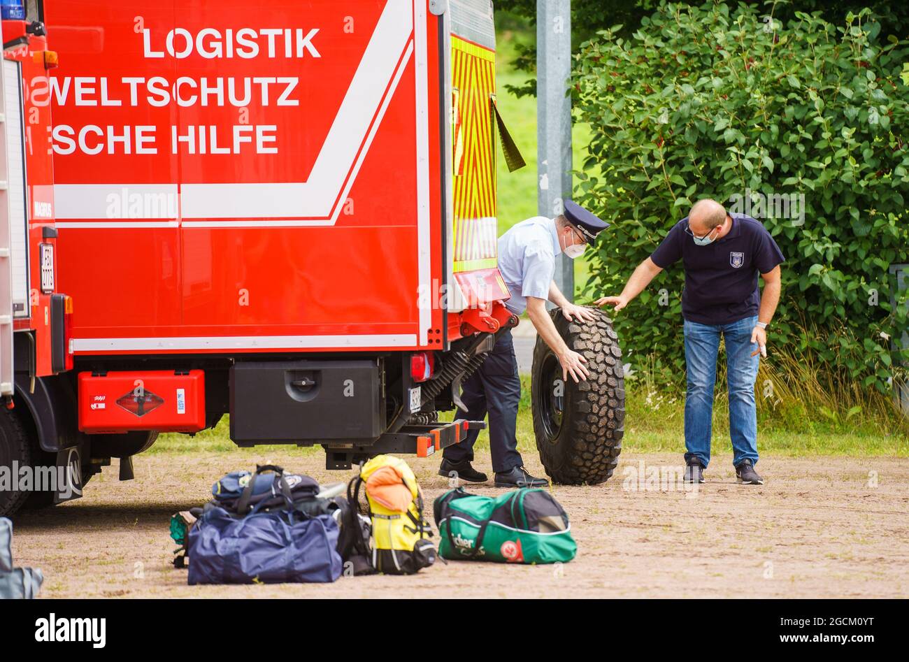 09 agosto 2021, Baviera, Hösbach: Le forze di emergenza controllano le loro attrezzature. Per combattere i gravi incendi boschivi in Grecia, l'Assia invia circa 160 task force della protezione civile in Assia, compresi vigili del fuoco e assistenti dell'Agenzia federale tedesca per il soccorso tecnico (THW), ad Atene e nella regione greca di Attica. La Grecia aveva presentato una richiesta di assistenza nell'ambito del meccanismo di protezione civile dell'UE. Foto: Andreas Arnold/dpa Foto Stock