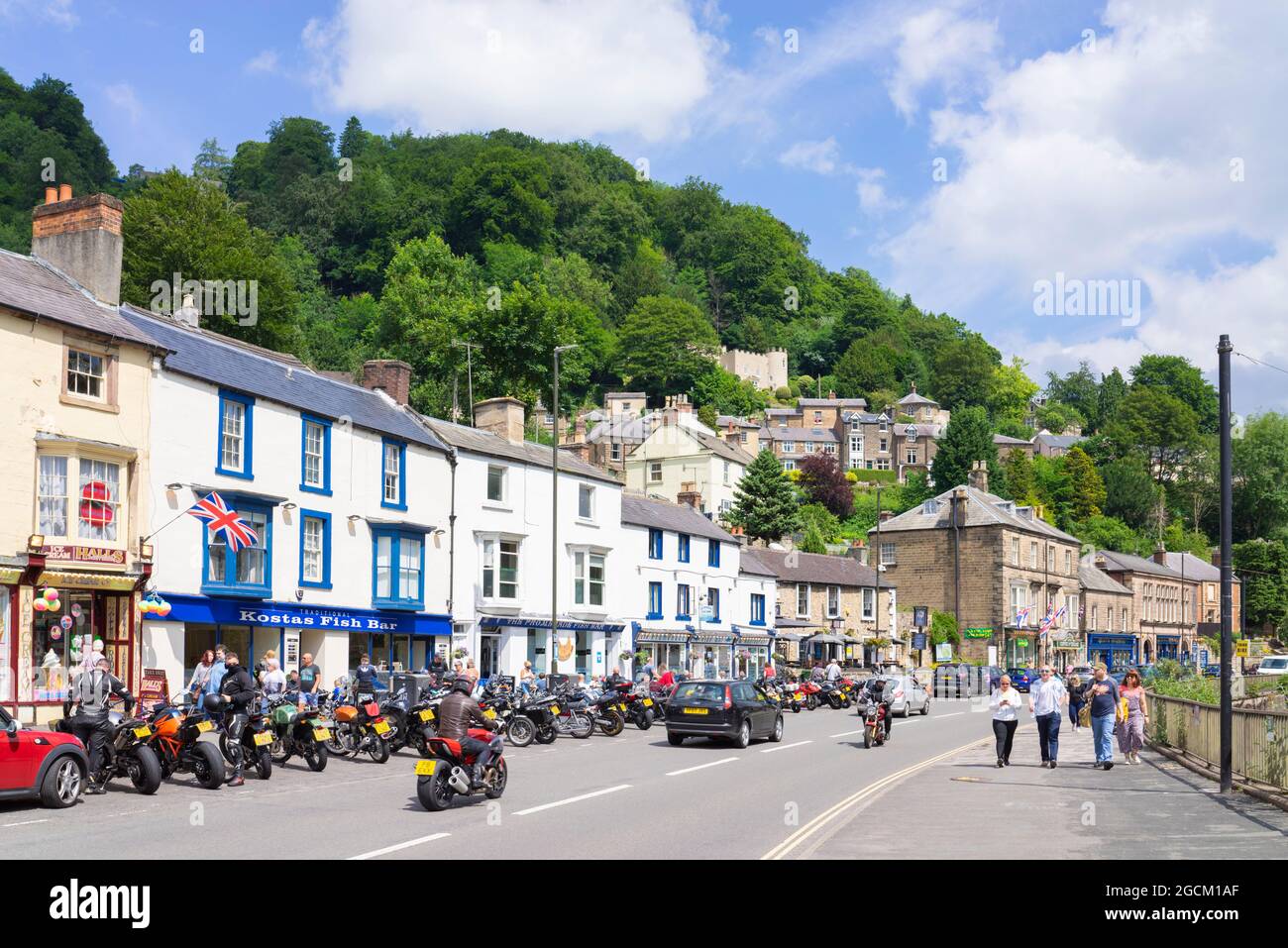 Matlock centro città bagno con negozi e caffè e un sacco di motociclisti con moto scooter North Parade Derby Road (A6) Derbyshire Inghilterra UK GB Europa Foto Stock