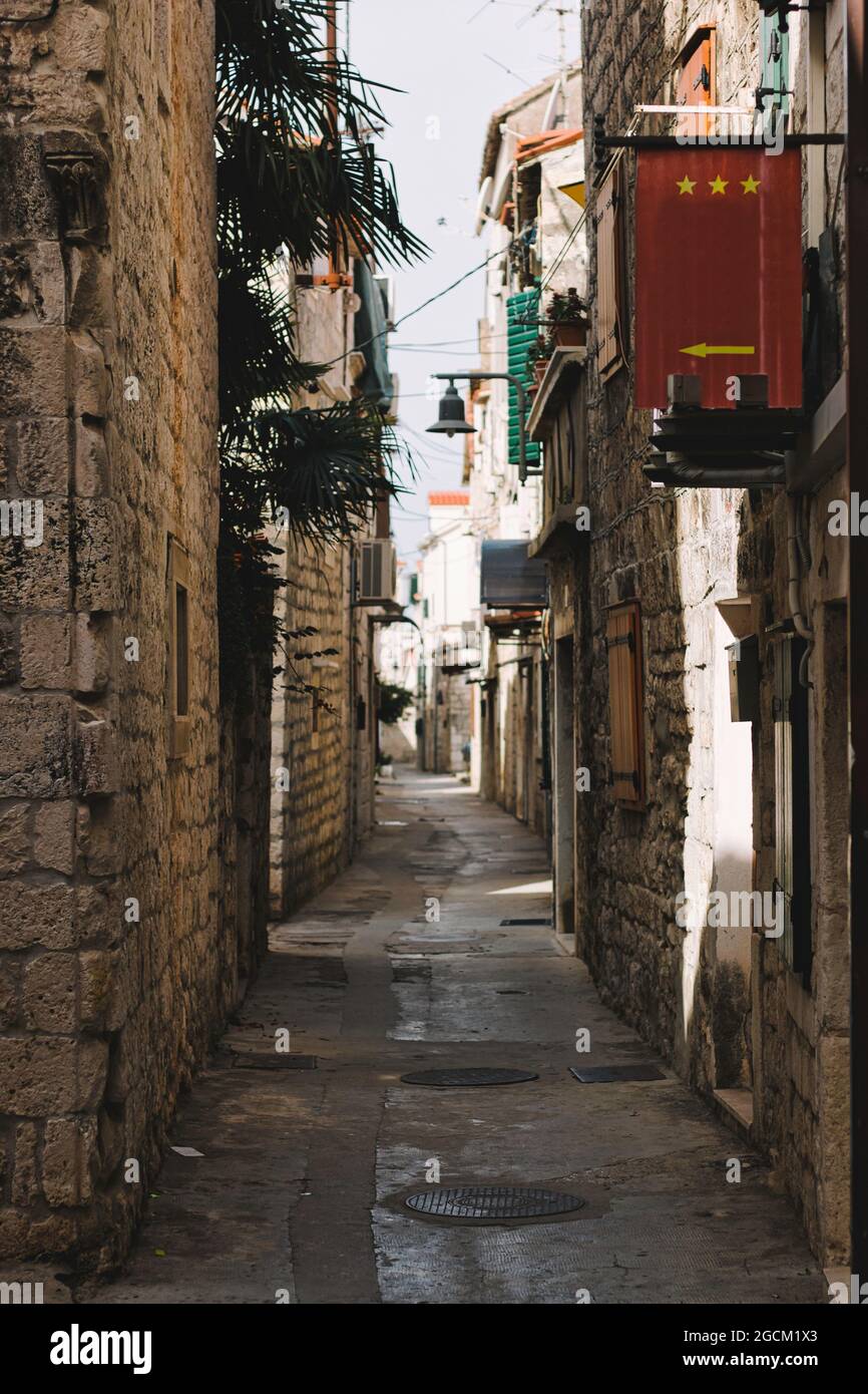 Split Croazia strade strette e vicoli epoca medievale con bar e ristoranti Foto Stock