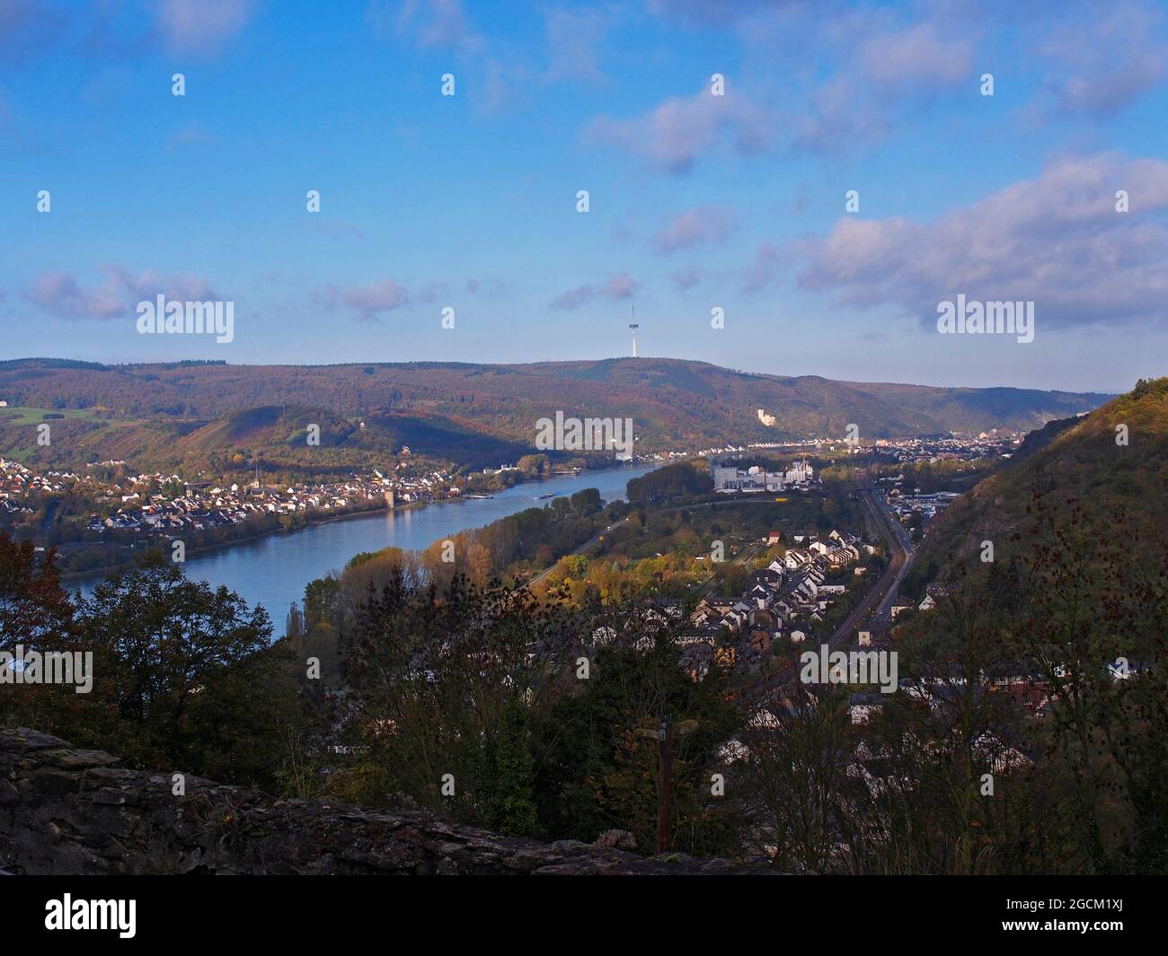 Vista dal castello di Marksburg sopra la città di Braubach in Renania-Palatinato, Germania Foto Stock