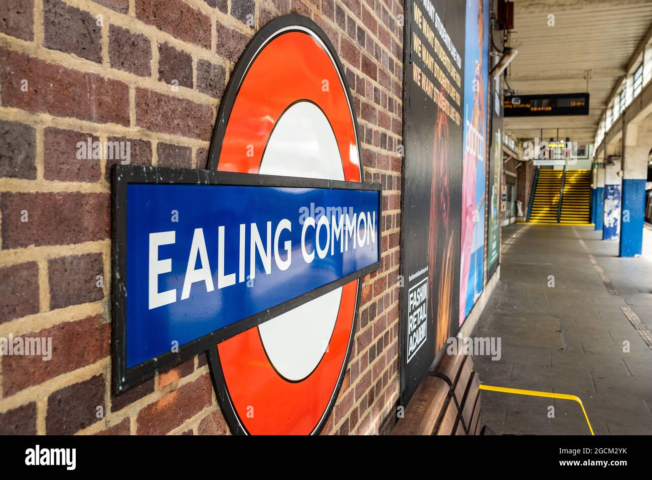 Piattaforma della stazione della metropolitana di Ealing Common - Londra occidentale Foto Stock
