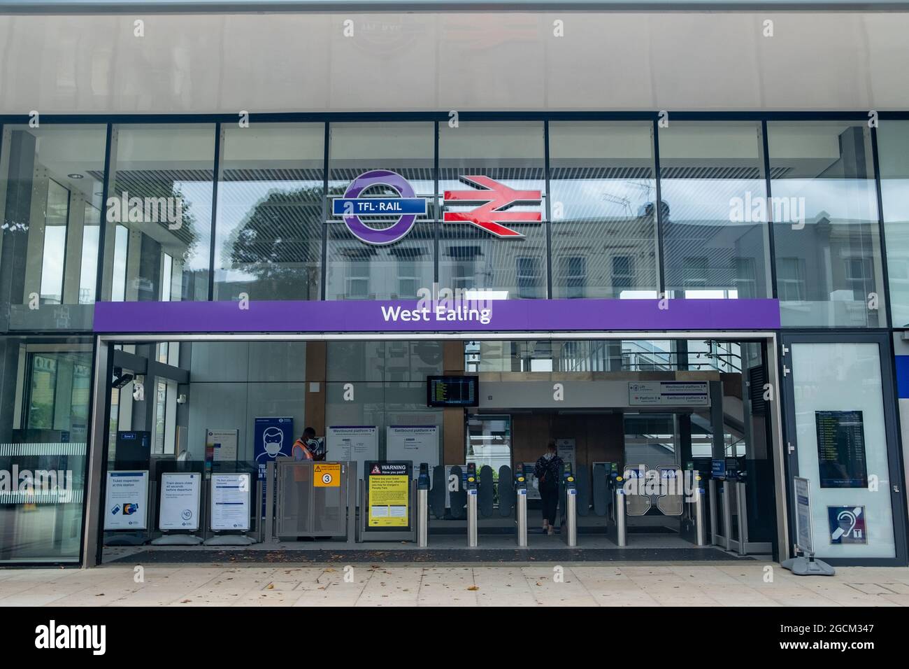 Londra - Agosto 2021: Stazione West Ealing a Londra Ovest. Nuova stazione che collega la Great Western Mainline con la nuova linea metropolitana di Londra, la E. Foto Stock