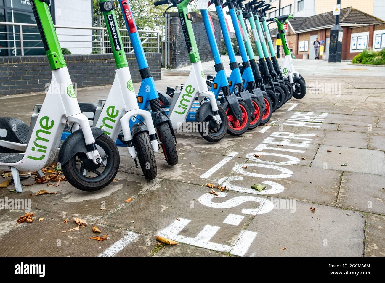 Londra- Agosto 2021: E-scooters di lime a noleggio parcheggiati in West London Street a Ealing. Foto Stock