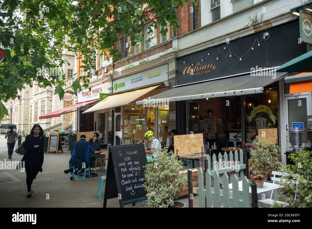Londra- Agosto 2021: Ealing Broadway, una delle maggiori strade di Ealing, West London Foto Stock Londra- Agosto 2021: Ealing Broadway, una delle maggiori strade di Ealing, West London Foto Stock
