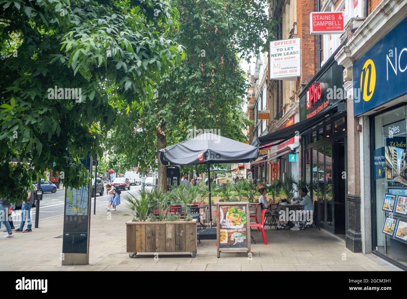 Londra- Agosto 2021: Ealing Broadway, una delle maggiori strade di Ealing, West London Foto Stock Londra- Agosto 2021: Ealing Broadway, una delle maggiori strade di Ealing, West London Foto Stock