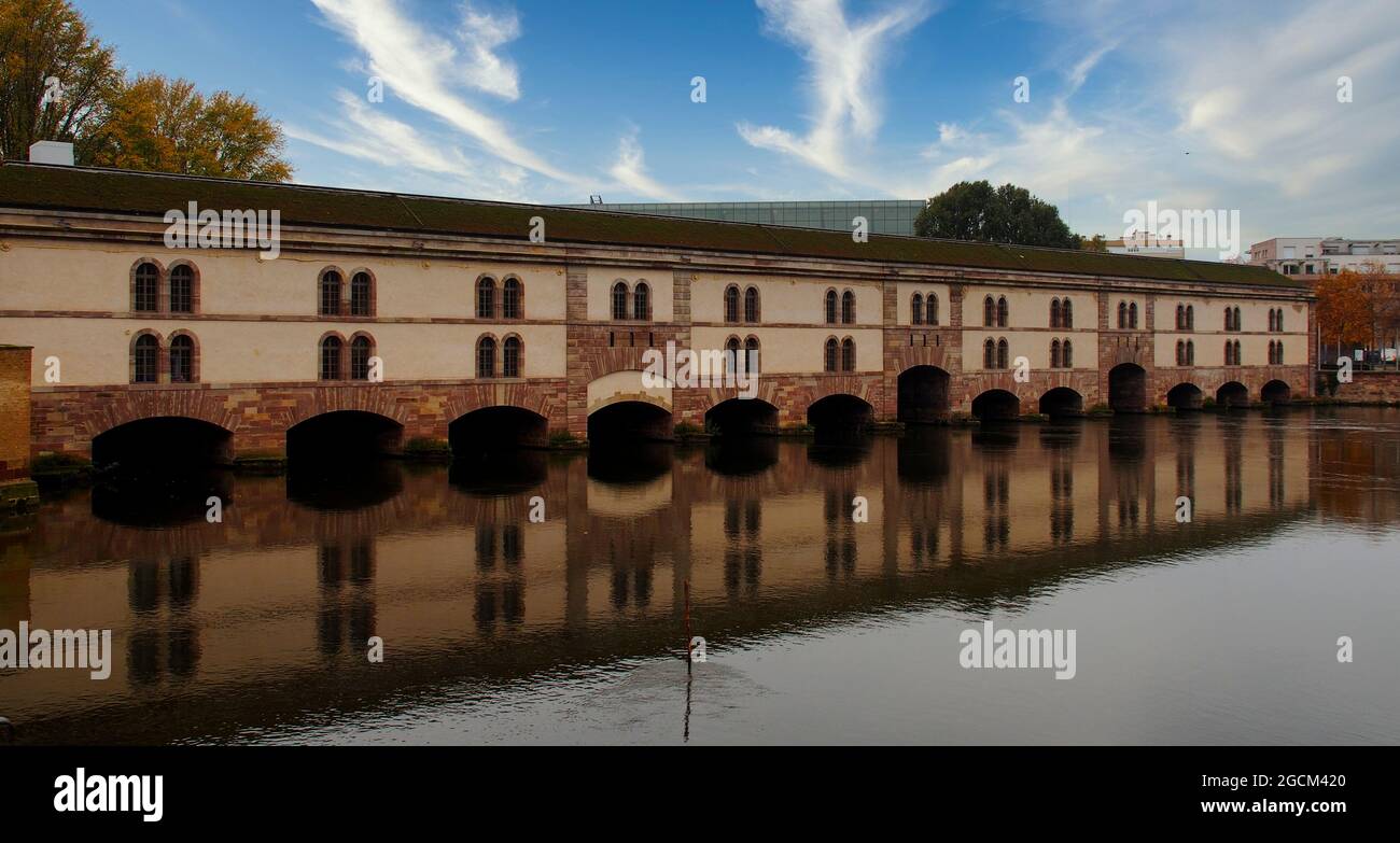 Strasburgo edificio lungo e insolito con molti archi sull'acqua Foto Stock