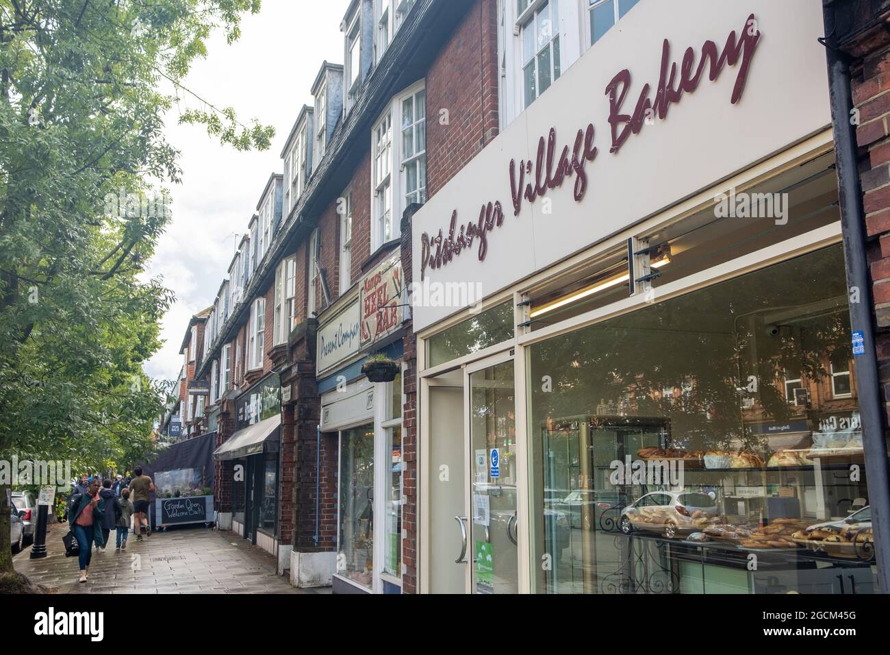 Londra Agosto 2021: Pitshanger Lane negozi, una strada trafficata di negozi indipendenti a Ealing, West London Foto Stock