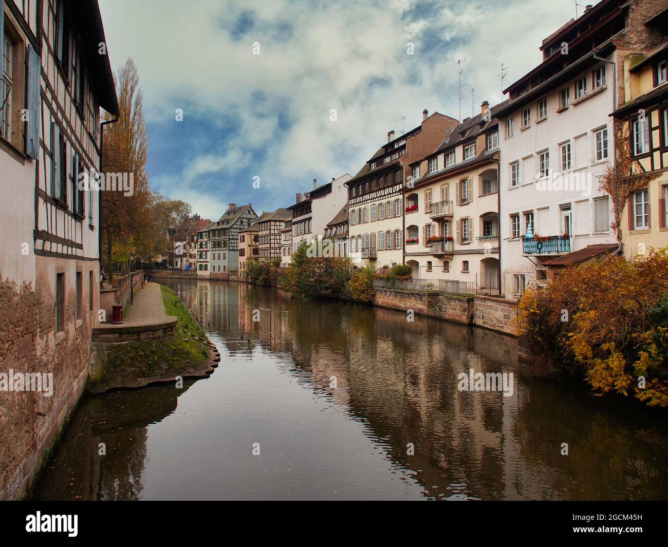 Canale di Strasburgo fiancheggiato da edifici Foto Stock