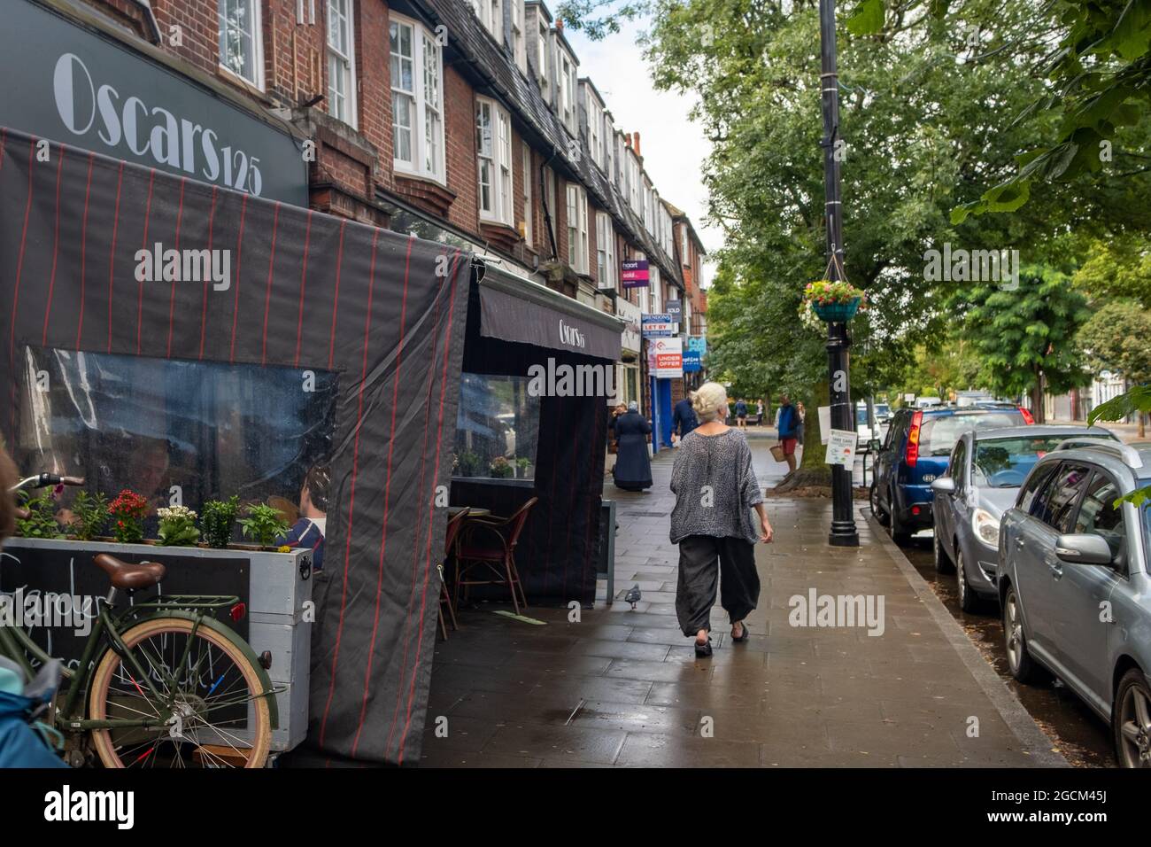 Londra Agosto 2021: Pitshanger Lane negozi, una strada trafficata di negozi indipendenti a Ealing, West London Foto Stock
