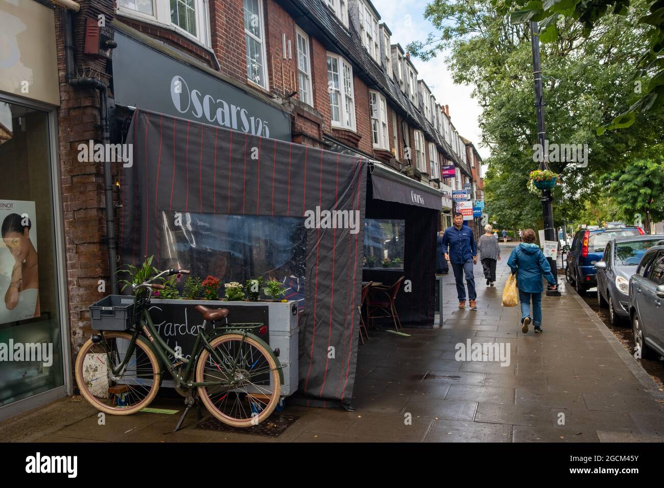 Londra Agosto 2021: Pitshanger Lane negozi, una strada trafficata di negozi indipendenti a Ealing, West London Foto Stock