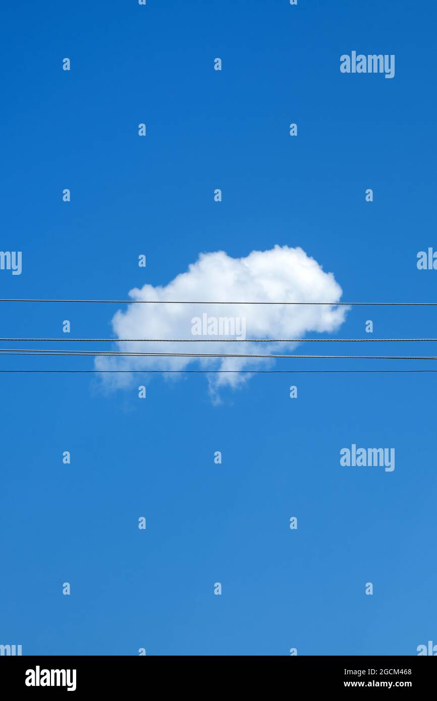 Nube bianca e cavi elettrici contro il cielo blu, composizione astratta minima Foto Stock