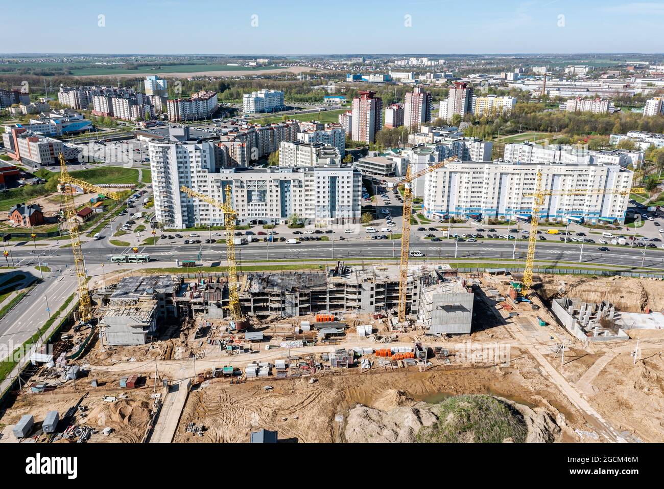 cantiere vicino agli appartamenti in zona residenziale. vista dall'alto dal drone Foto Stock