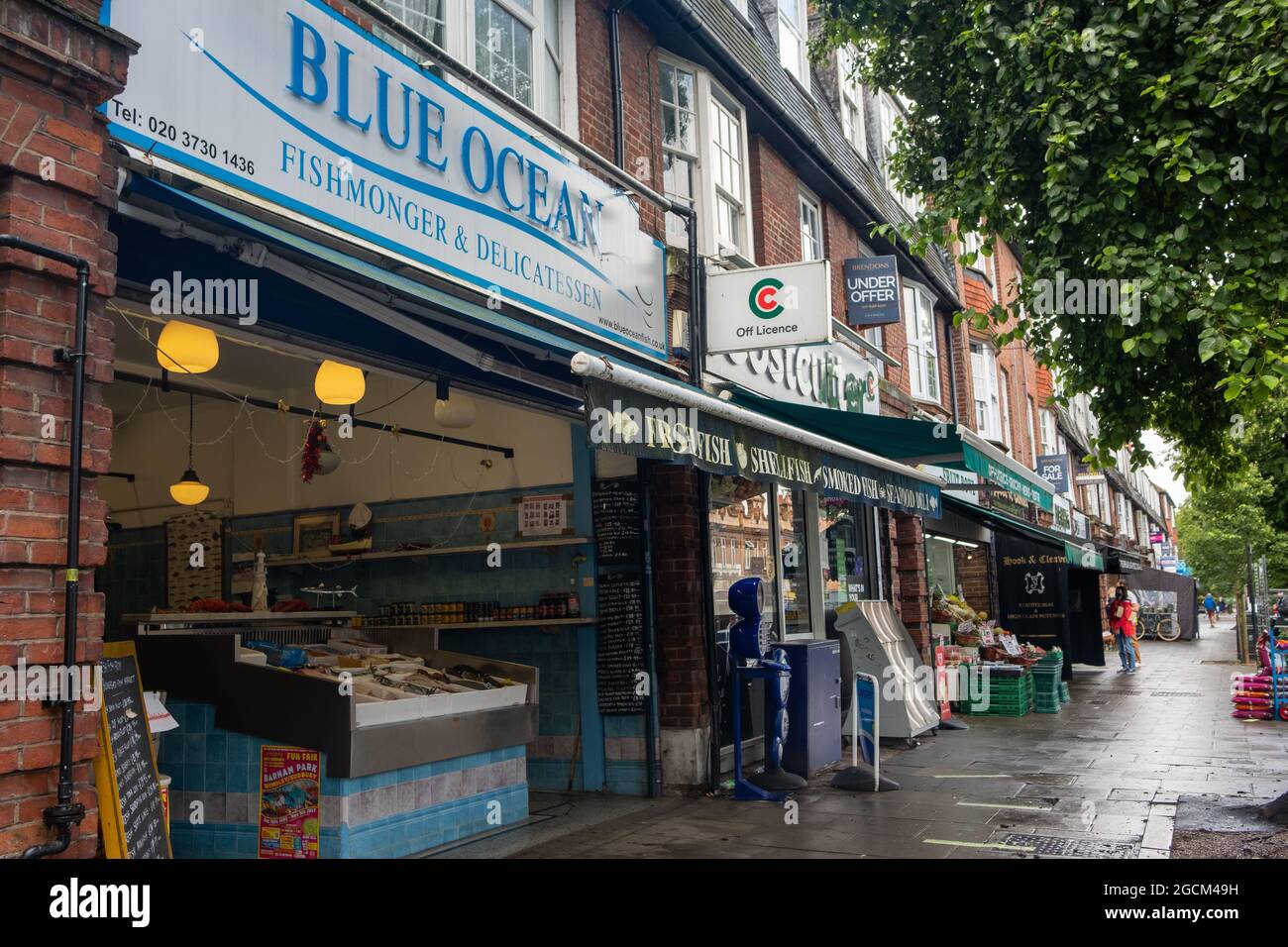 Londra Agosto 2021: Pitshanger Lane negozi, una strada trafficata di negozi indipendenti a Ealing, West London Foto Stock