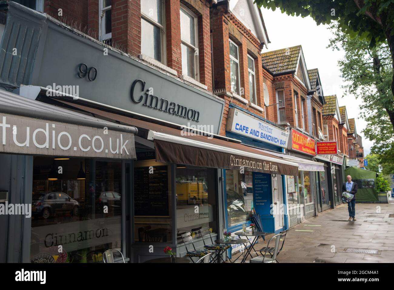 Londra Agosto 2021: Pitshanger Lane negozi, una strada trafficata di negozi indipendenti a Ealing, West London Foto Stock