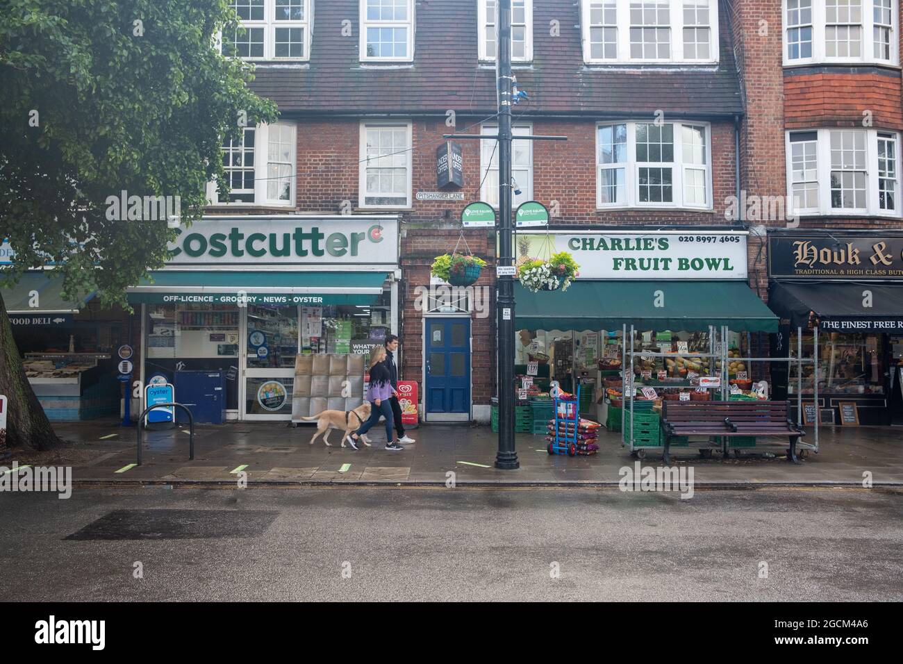 Londra Agosto 2021: Pitshanger Lane negozi, una strada trafficata di negozi indipendenti a Ealing, West London Foto Stock