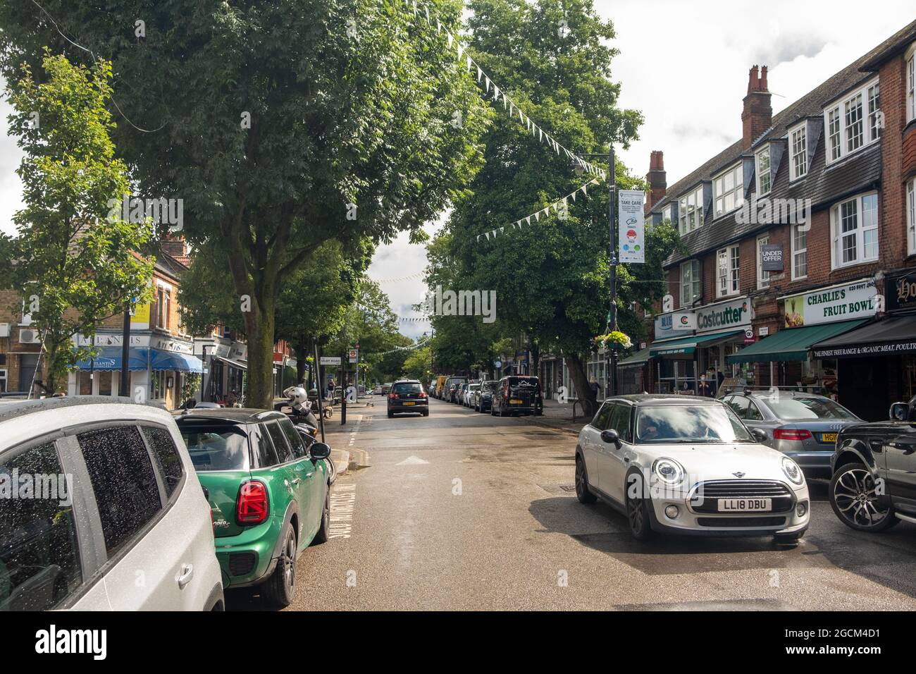 Londra Agosto 2021: Pitshanger Lane negozi, una strada trafficata di negozi indipendenti a Ealing, West London Foto Stock
