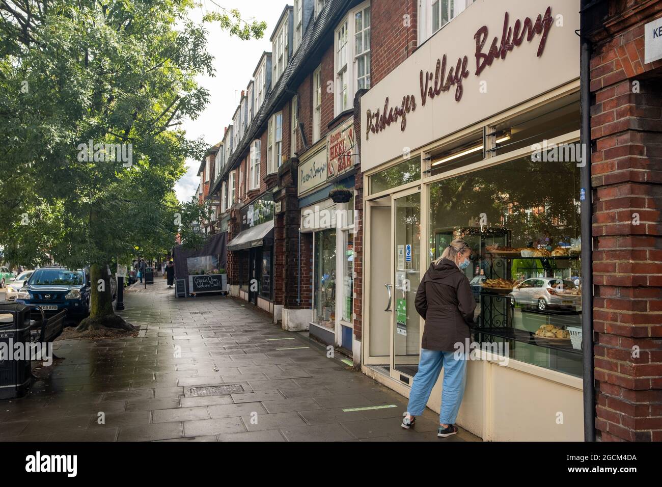 Londra Agosto 2021: Pitshanger Lane negozi, una strada trafficata di negozi indipendenti a Ealing, West London Foto Stock