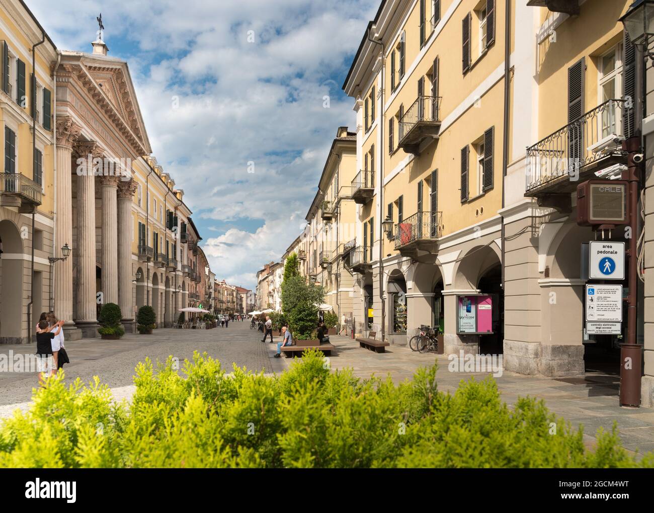 CUNEO, PIEMONTE, ITALIA - 2 AGOSTO 2021: Via Roma con la cattedrale e gli edifici storici colorati Foto Stock