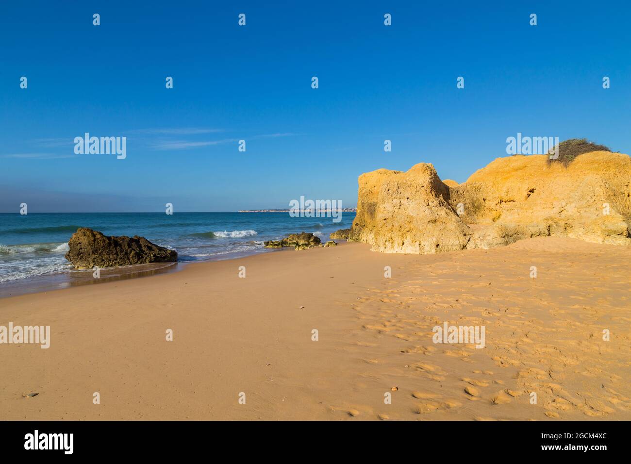 Bella spiaggia vuota vicino Portimao, Algarve, Portogallo Foto Stock