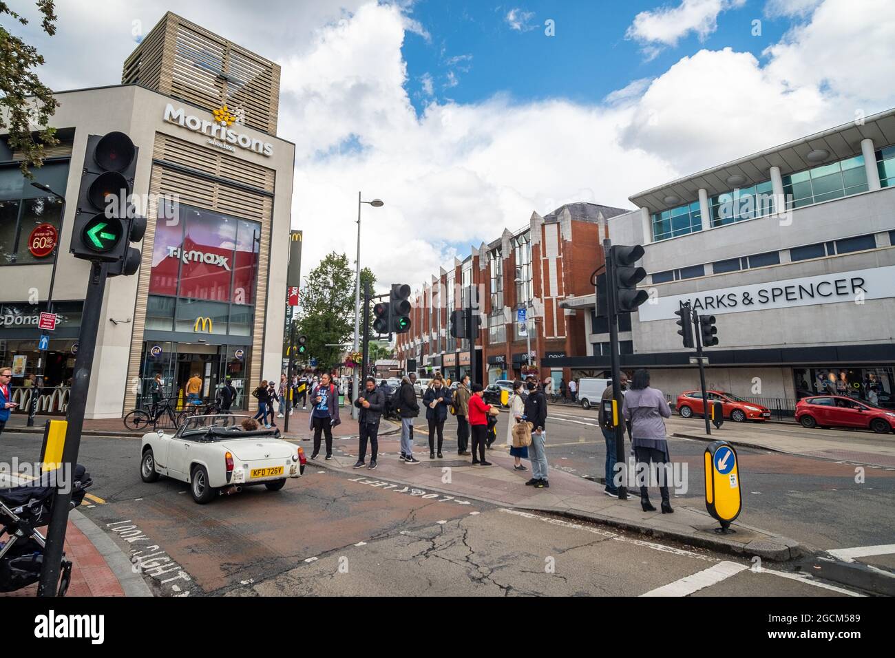 Londra- Agosto 2021: Ealing Broadway, una delle maggiori strade di Ealing, West London Foto Stock Londra- Agosto 2021: Ealing Broadway, una delle maggiori strade di Ealing, West London Foto Stock