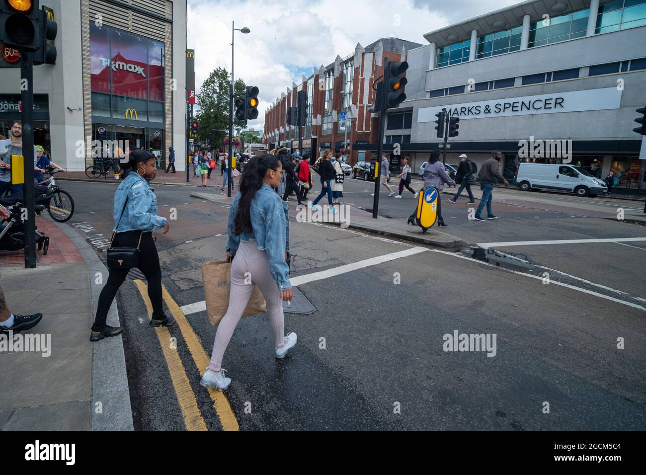 Londra- Agosto 2021: Ealing Broadway, una delle maggiori strade di Ealing, West London Foto Stock Londra- Agosto 2021: Ealing Broadway, una delle maggiori strade di Ealing, West London Foto Stock