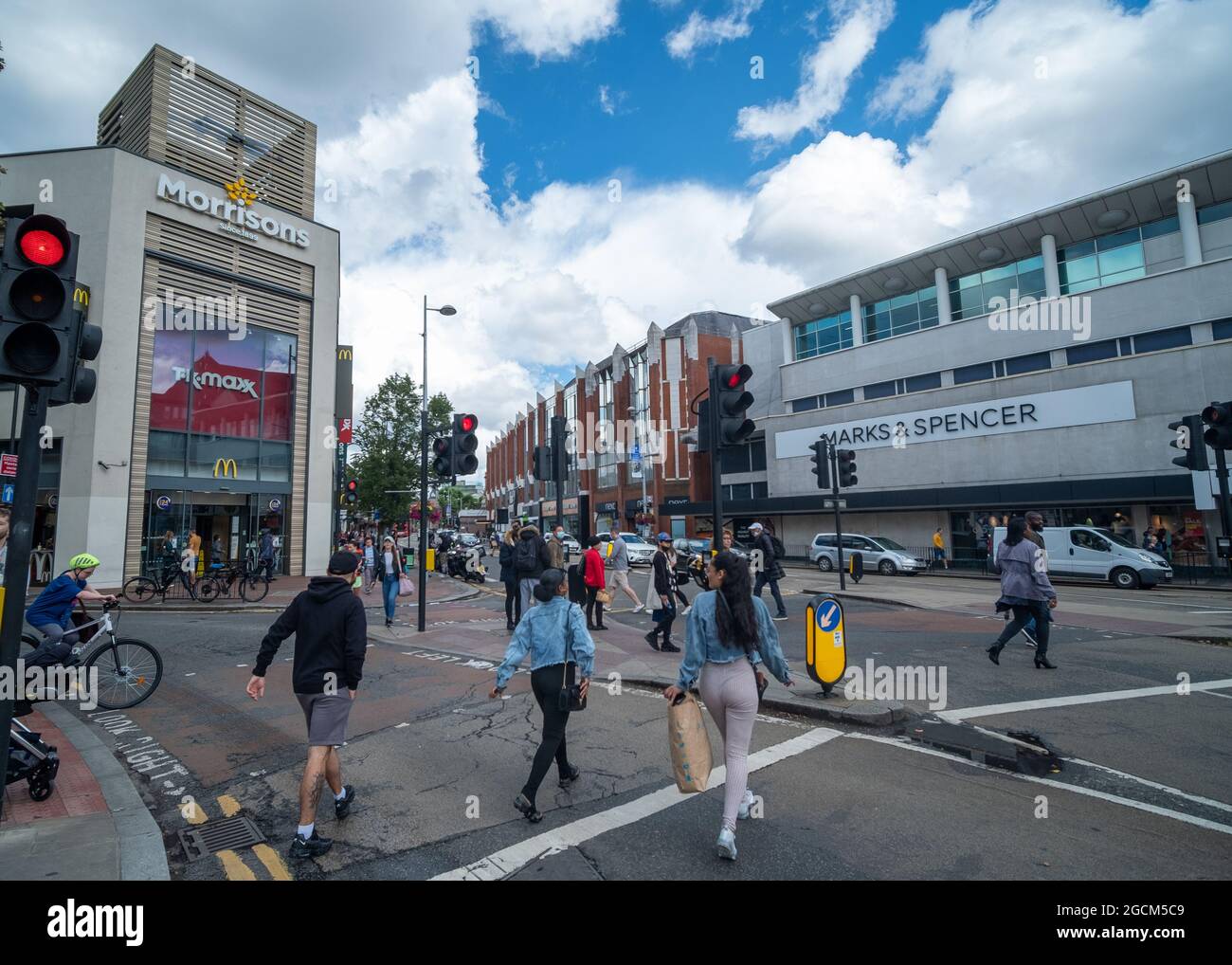 Londra- Agosto 2021: Ealing Broadway, una delle maggiori strade di Ealing, West London Foto Stock Londra- Agosto 2021: Ealing Broadway, una delle maggiori strade di Ealing, West London Foto Stock