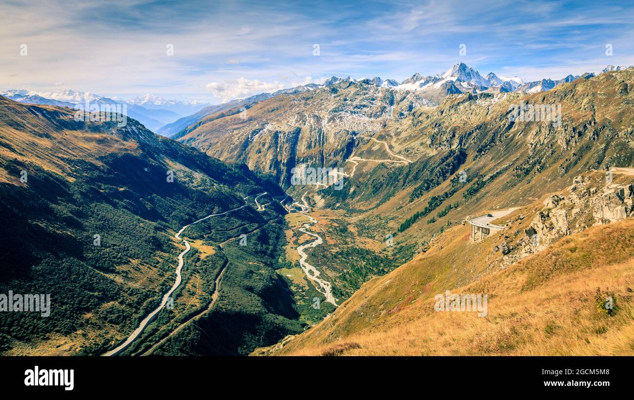 Vista panoramica di una strada di ritorno attraverso le montagne della Svizzera Foto Stock