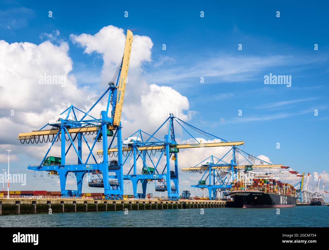 Il terminal dei container Port 2000 di le Havre, in Francia, è dotato di gru a portale per container post-panamax per ricevere le navi portacontainer più grandi. Foto Stock