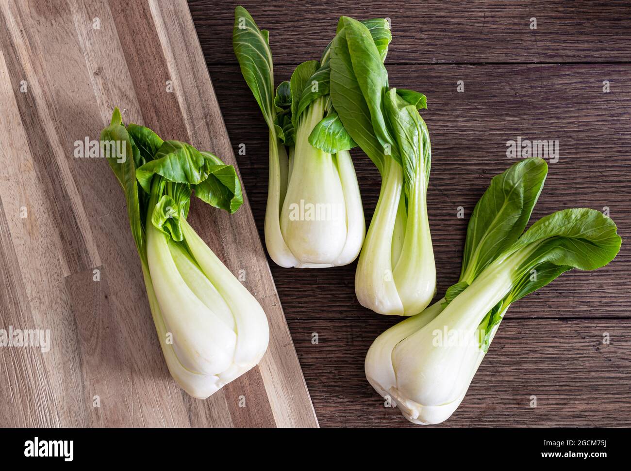 Vista dall'alto del fresco Bok Choy, cavolo cinese, su rustico tavolo di legno Foto Stock