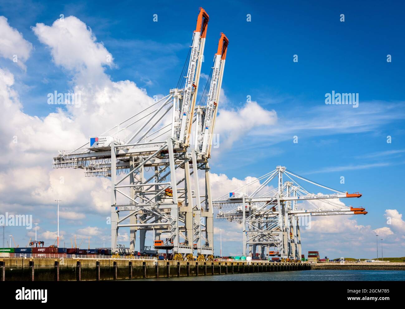 Le gru a portale Super post-panamax sono allineate sul molo nel terminal dei container Port 2000 a le Havre, Francia. Foto Stock