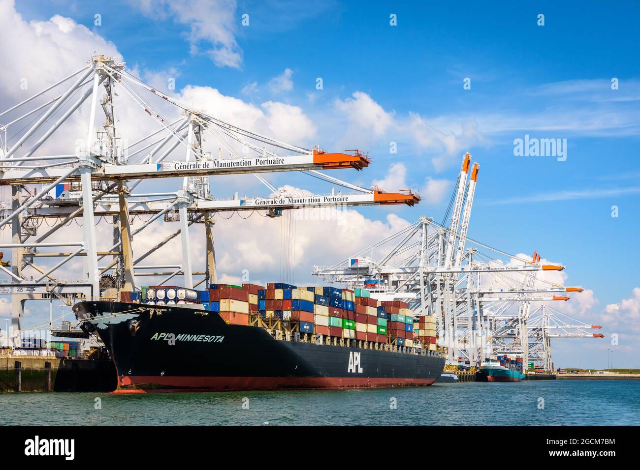 La nave portacontainer APL Minnesota è attraccata nel terminal dei container Port 2000 a le Havre, in Francia, e viene scaricata con gru a portale post-panamax. Foto Stock