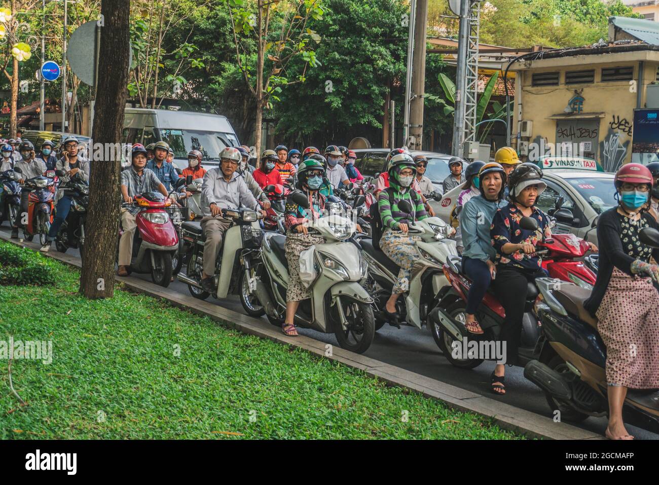 Traffico di punta occupato in Vietnam. Ho Chi Minh, Vietnam - 19 marzo 2020 Foto Stock